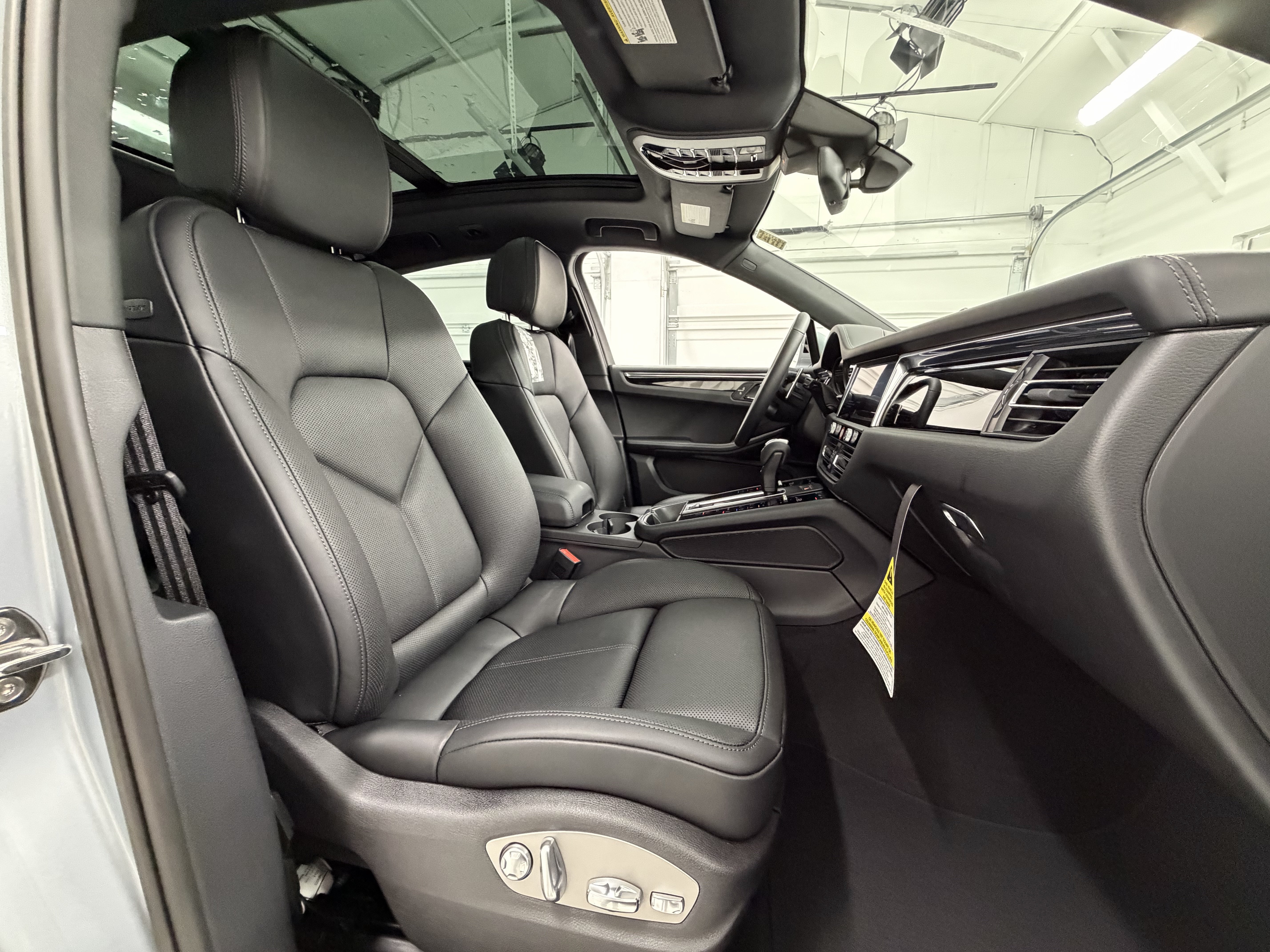 Certified 2026 Porsche Macan AWD/4WD image 23