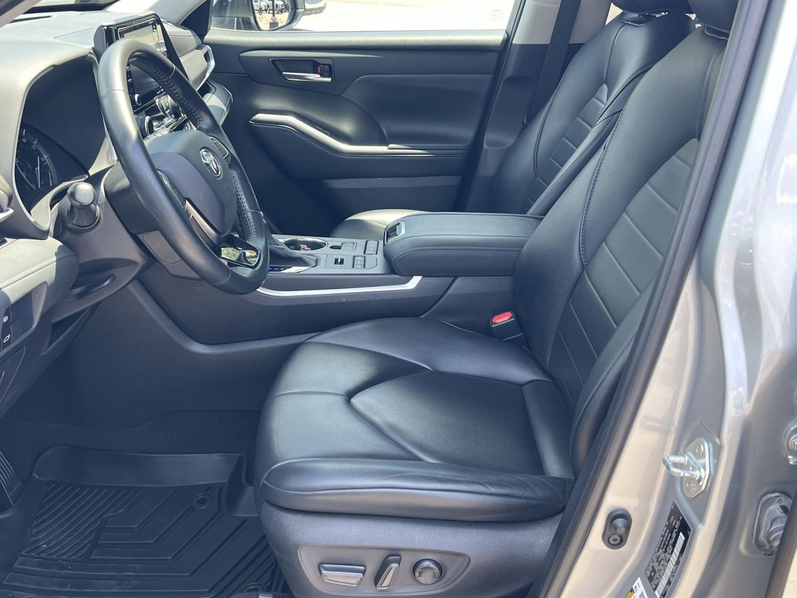 Used 2021 Toyota Highlander XLE AWD/4WD image 13