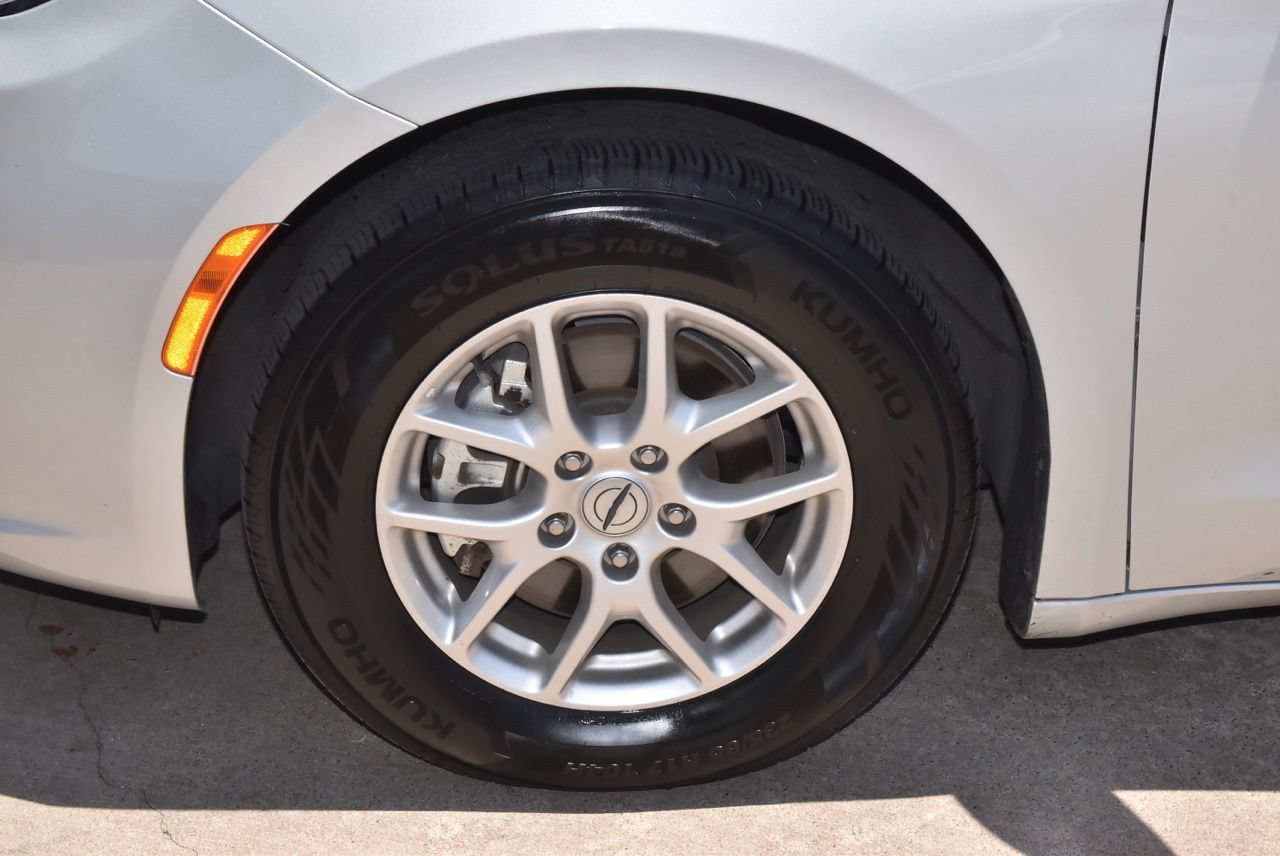 Used 2024 Chrysler Pacifica Touring-L FWD image 37