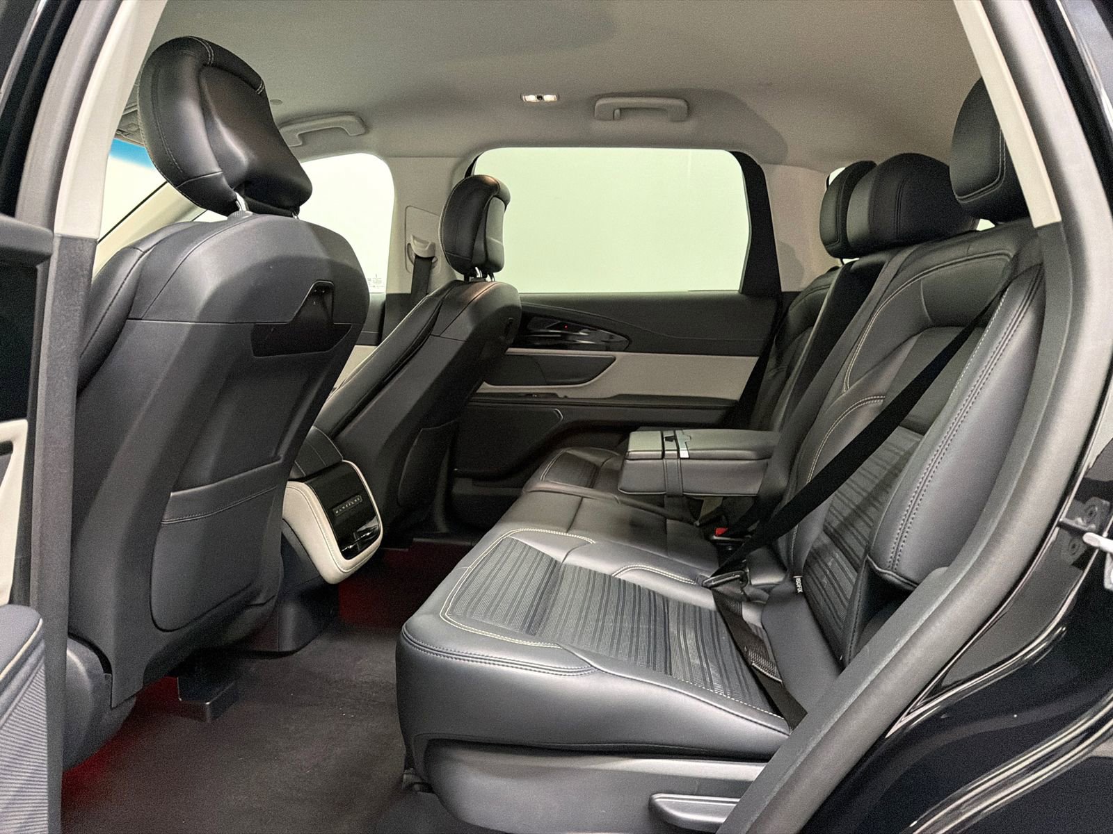 Used 2024 Lincoln Nautilus Reserve image 18