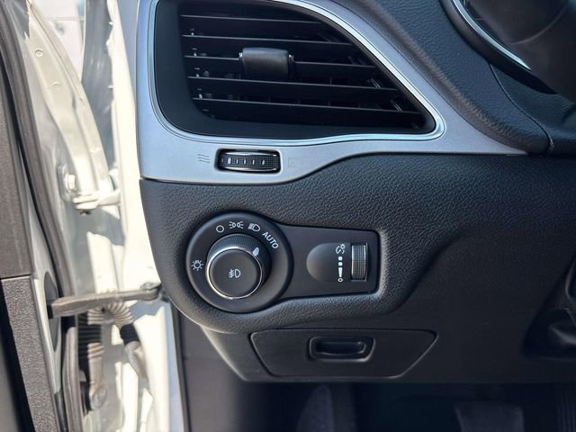 Used 2022 Jeep Cherokee Latitude AWD/4WD image 17