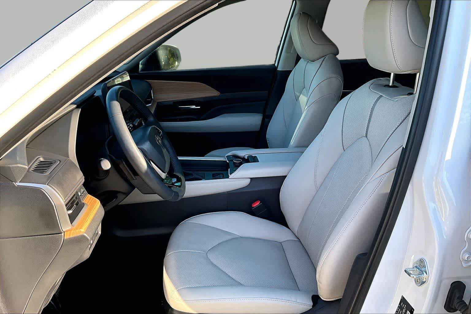 Used 2025 Toyota Grand Highlander AWD image 7