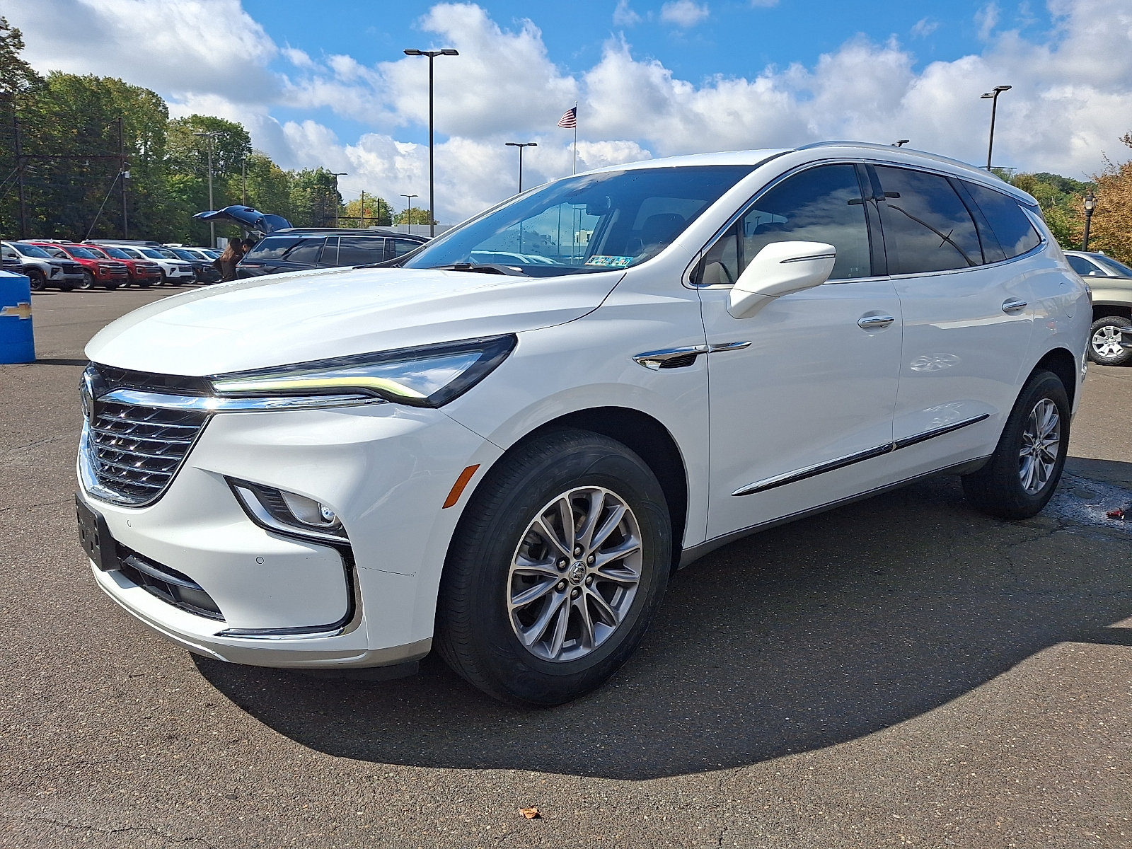 Used 2023 Buick Enclave Essence AWD/4WD image 3