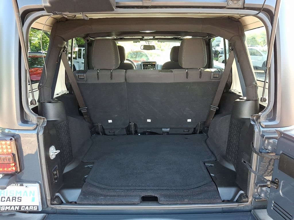 Used 2018 Jeep Wrangler Unlimited Sahara w/ Connectivity Group AWD/4WD image 29