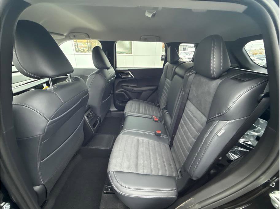Used 2025 Mitsubishi Outlander SE image 10