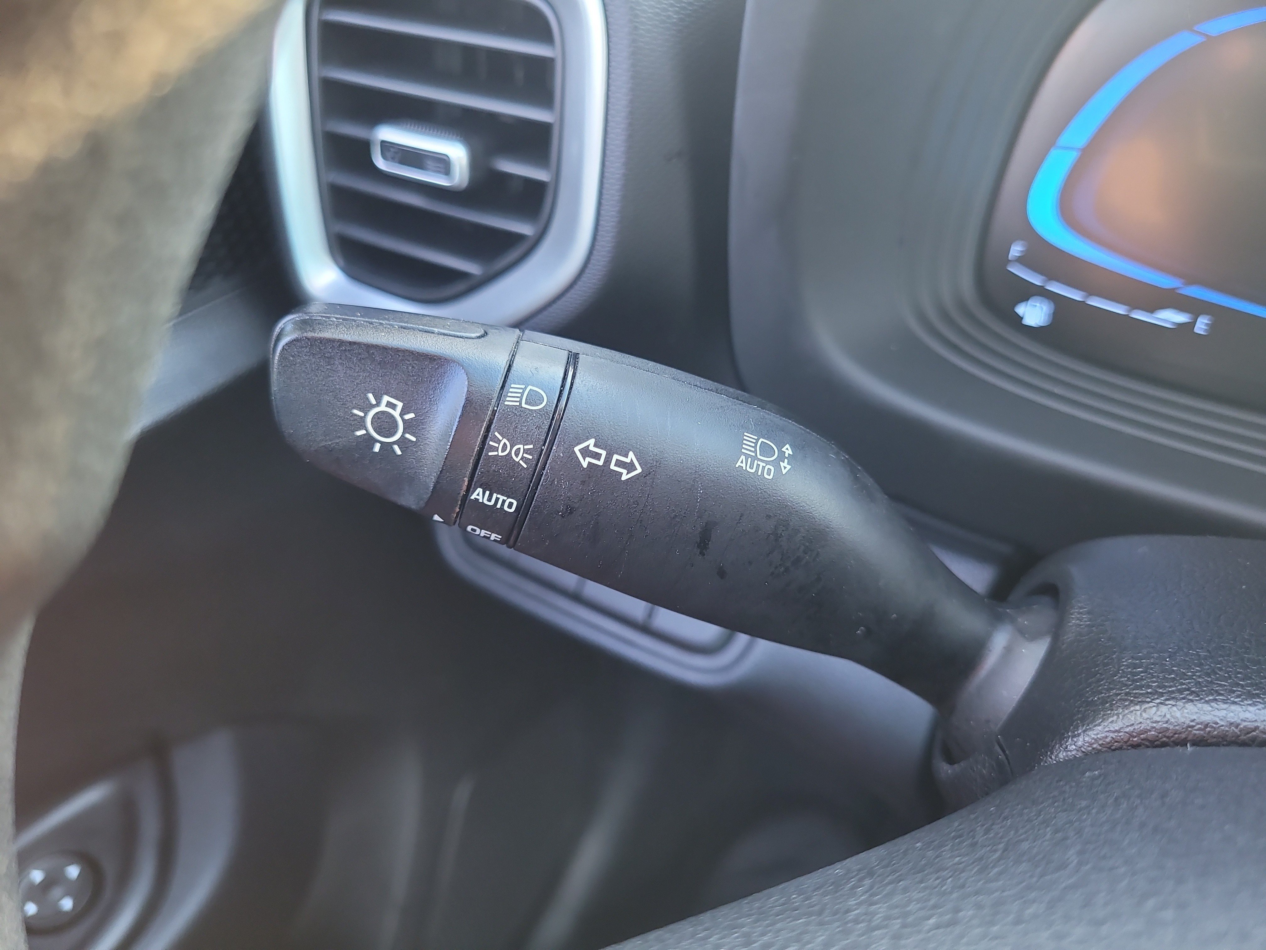 Used 2025 Hyundai Venue SE FWD image 28