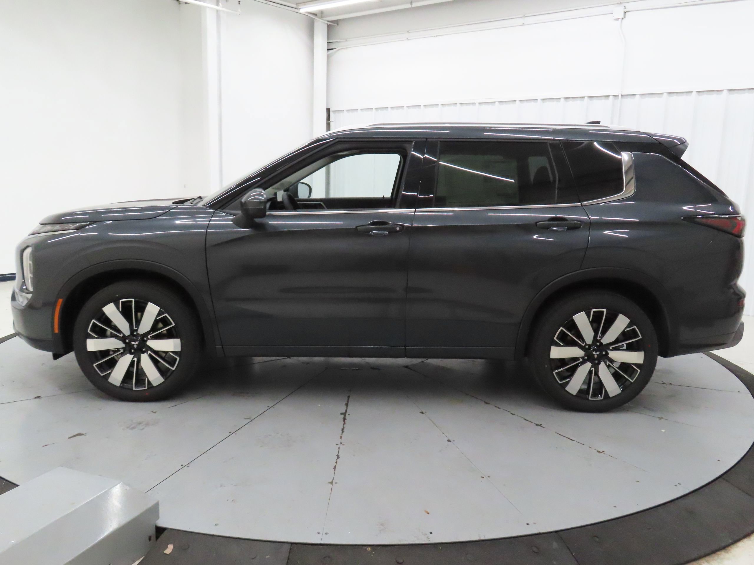 New 2026 Mitsubishi Outlander SEL image 6