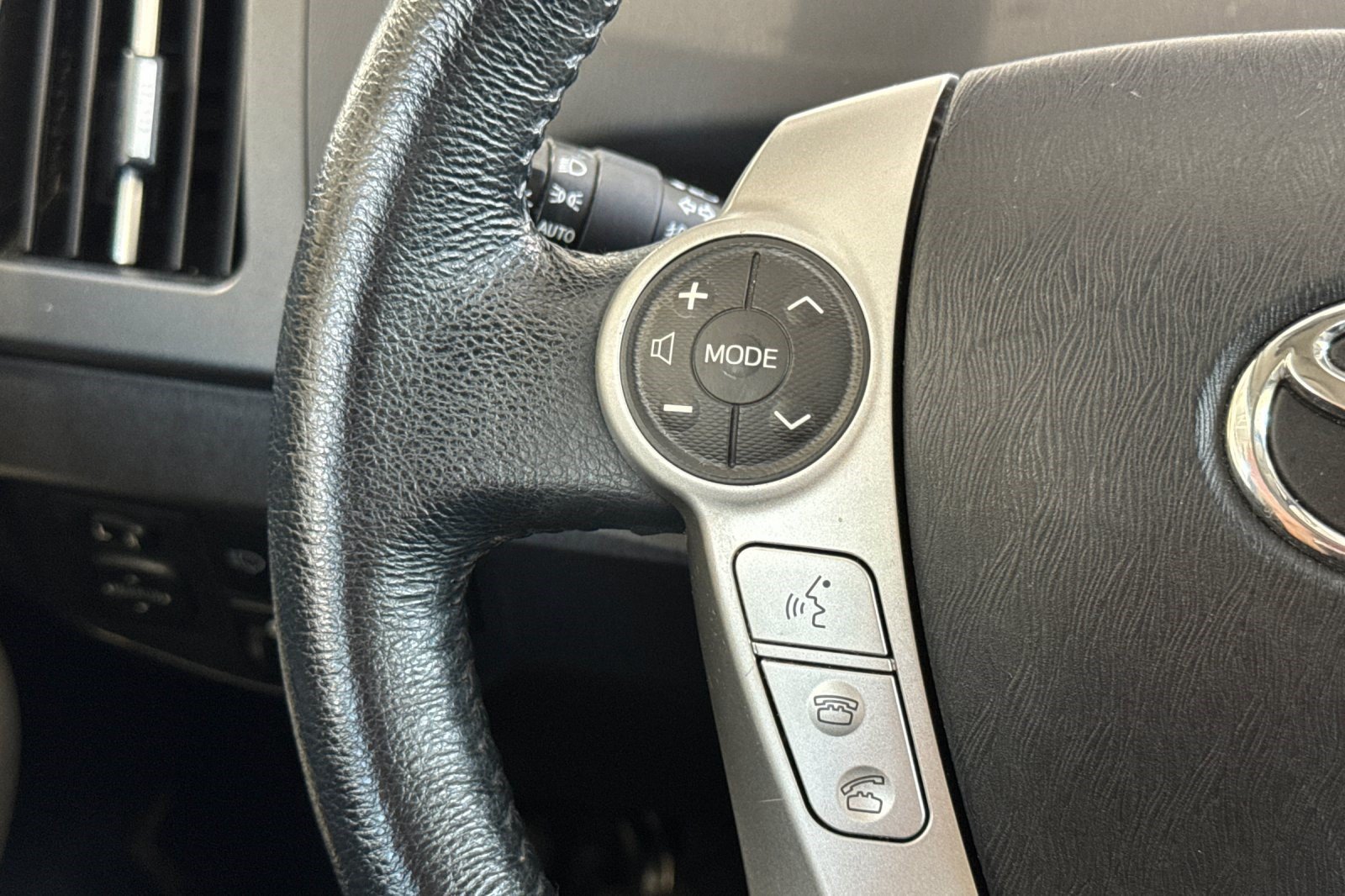 Used 2015 Toyota Prius Five FWD image 30