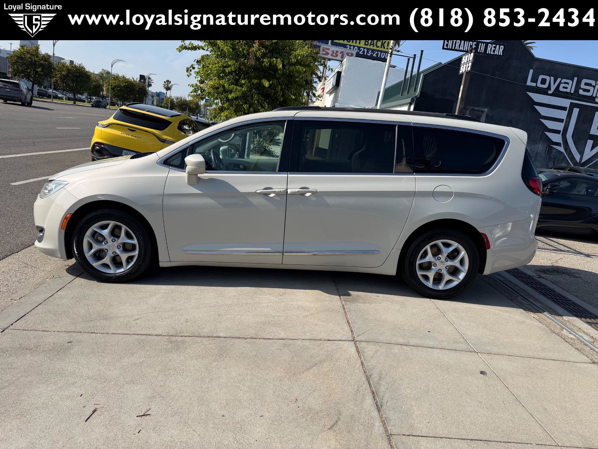 Used 2017 Chrysler Pacifica Touring-L w/ Tire & Wheel Group FWD image 4