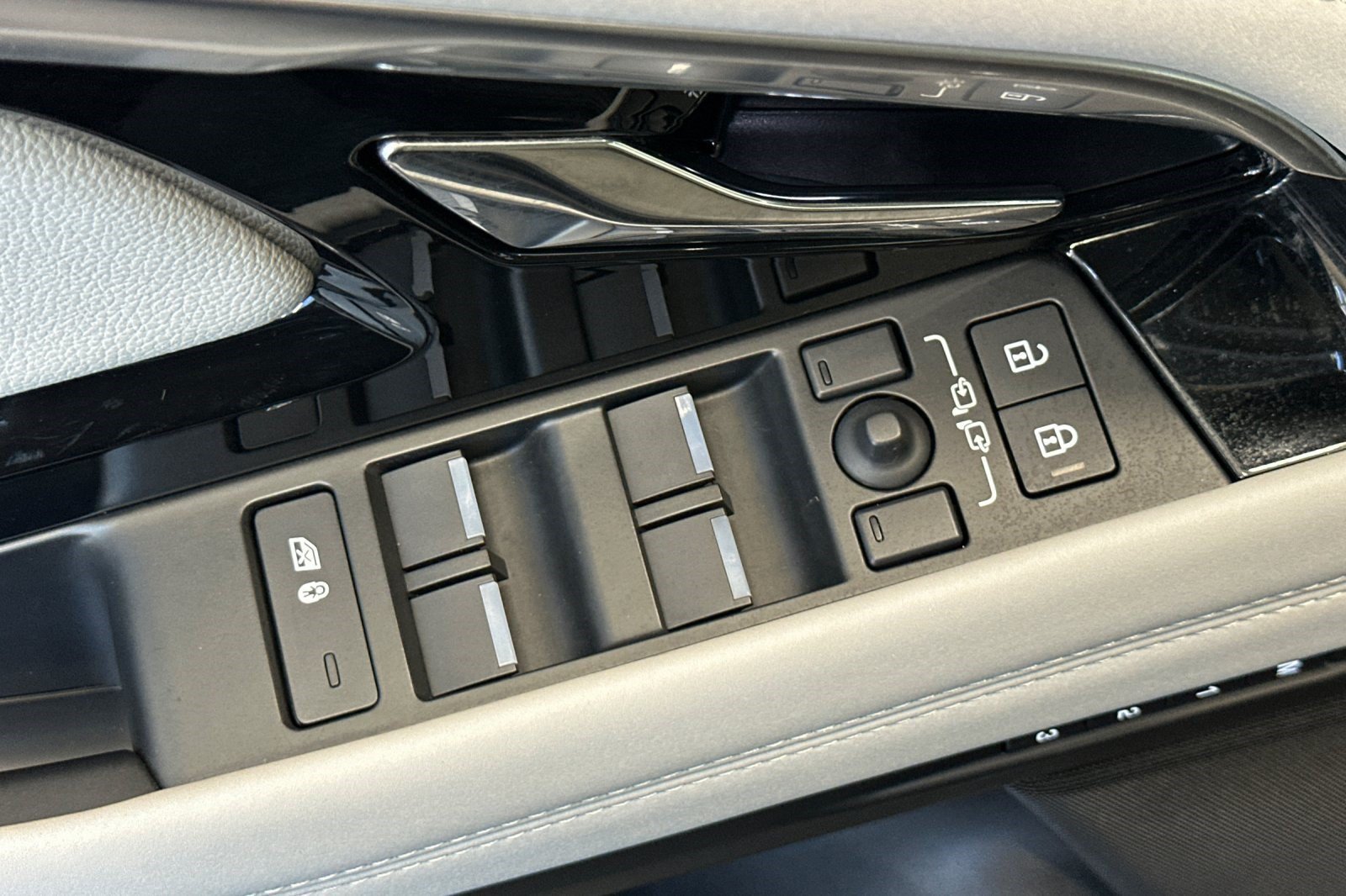 Used 2023 Land Rover Range Rover Evoque SE AWD/4WD image 13