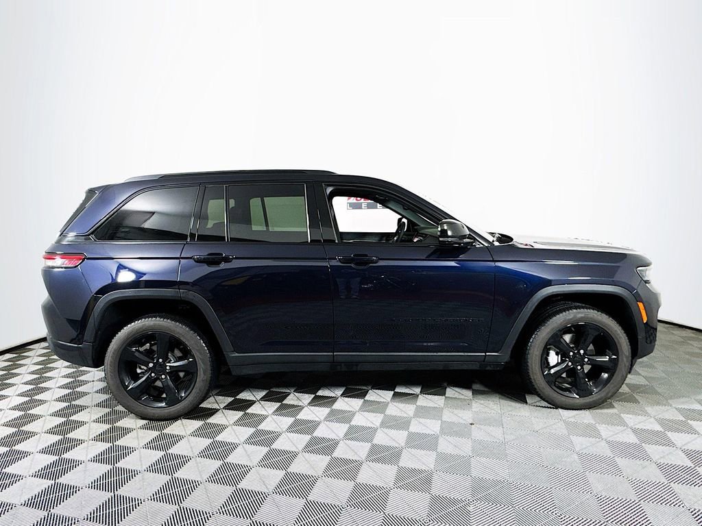 Used 2024 Jeep Grand Cherokee Limited w/ Black Appearance Package image 8