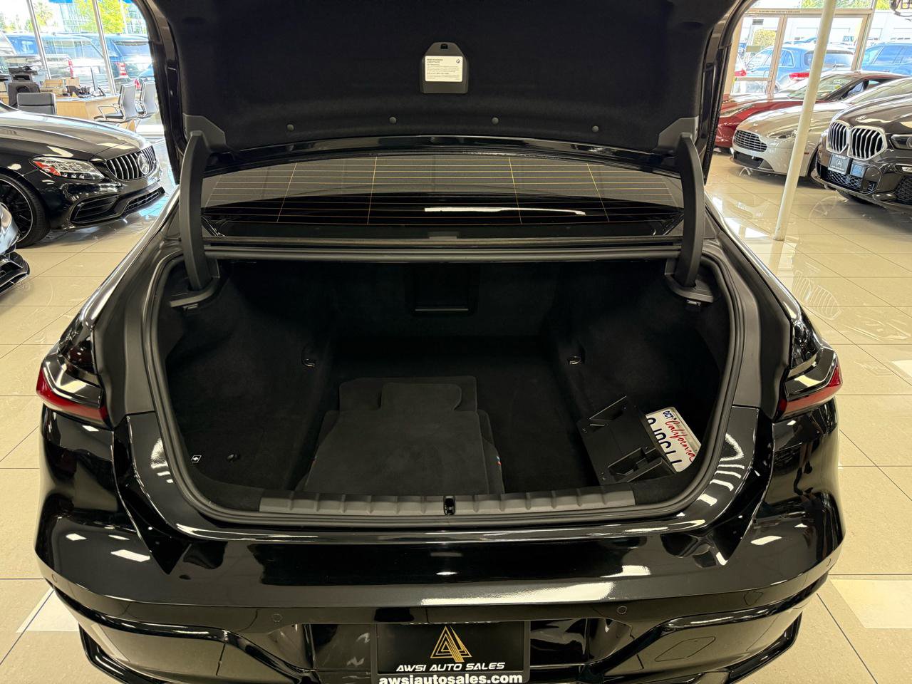 Used 2024 BMW 740i w/ Premium Package image 31