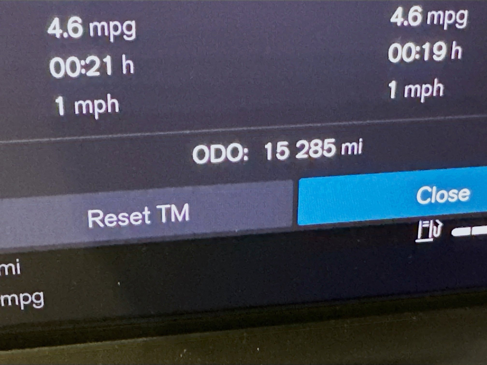 Used 2025 Volvo XC40 B5 Plus image 19