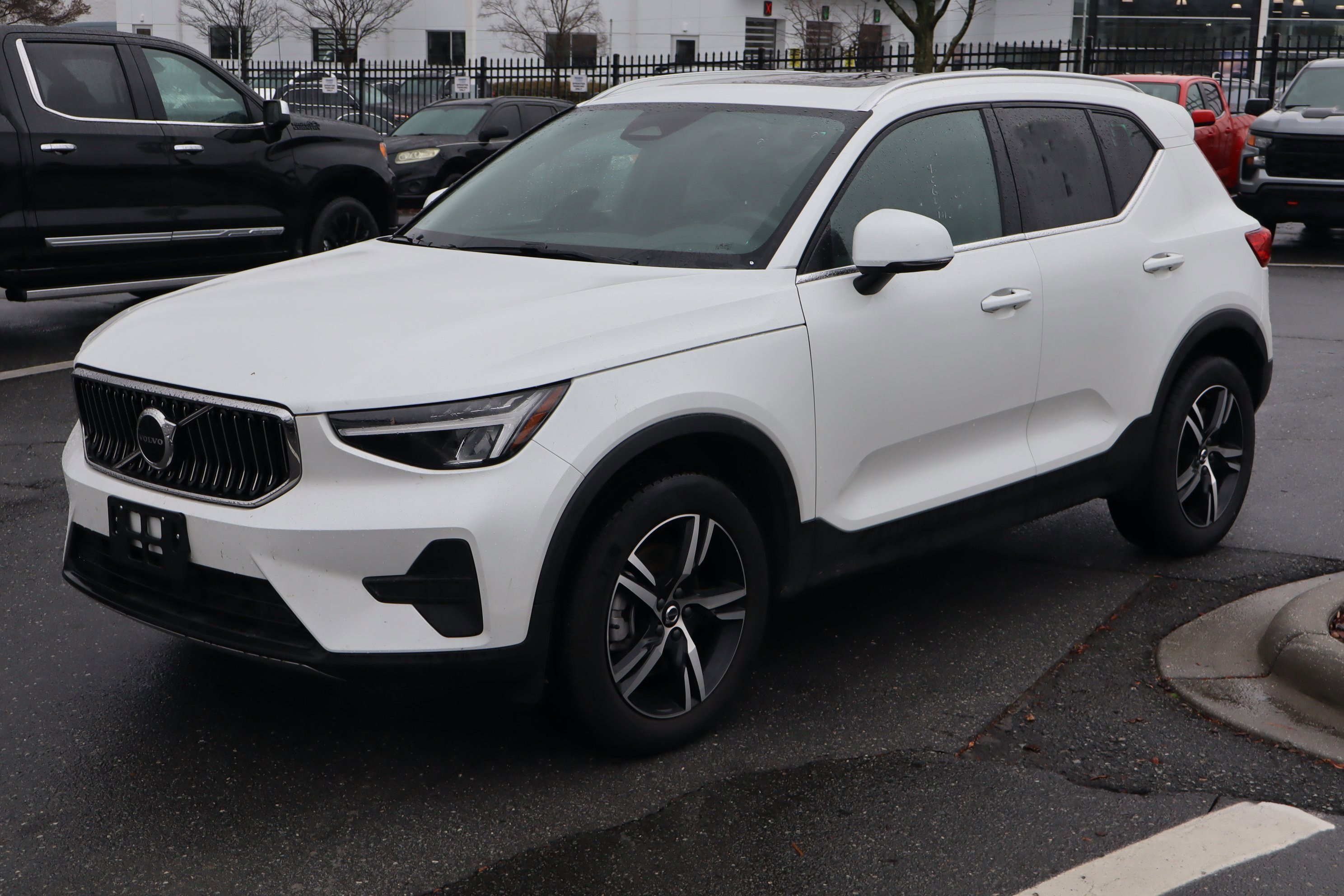 Used 2025 Volvo XC40 B5 Core image 5
