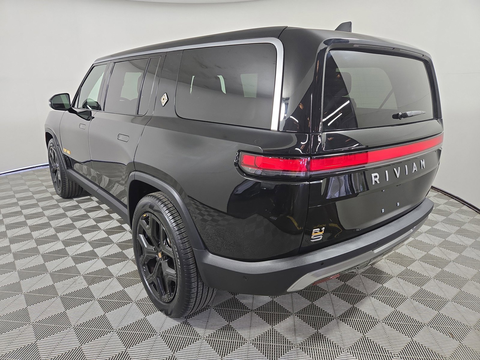 Used 2024 Rivian R1S Adventure AWD/4WD image 3