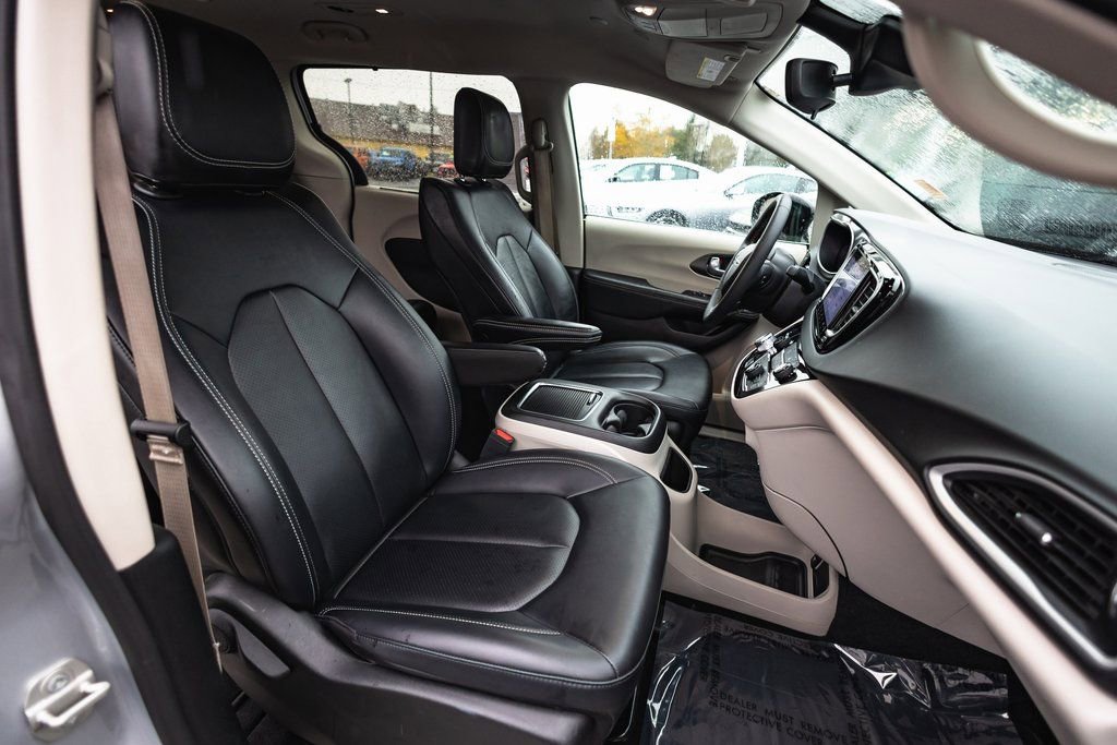 Used 2024 Chrysler Pacifica Touring-L image 27