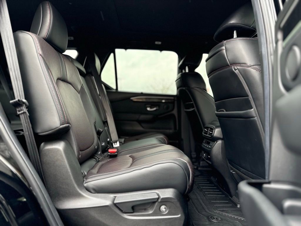 Used 2025 Honda Pilot Black Edition image 18