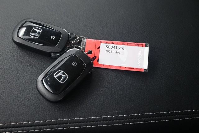 Used 2025 Honda Pilot EX-L image 9