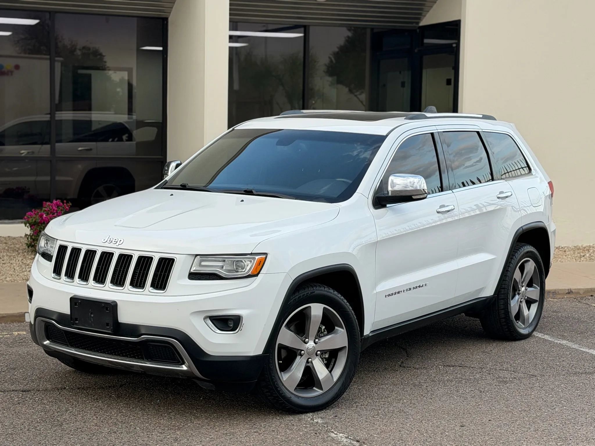 Used 2015 Jeep Grand Cherokee Limited w/ Luxury Group II image 2