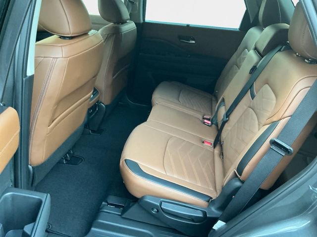 New 2025 Nissan Pathfinder Platinum image 14