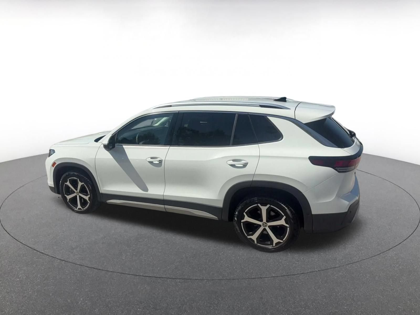 Used 2026 Volkswagen Tiguan SE AWD/4WD image 9