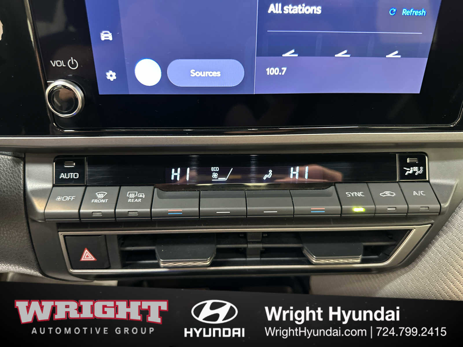 Used 2025 Toyota Camry SE w/ Convenience Package image 28