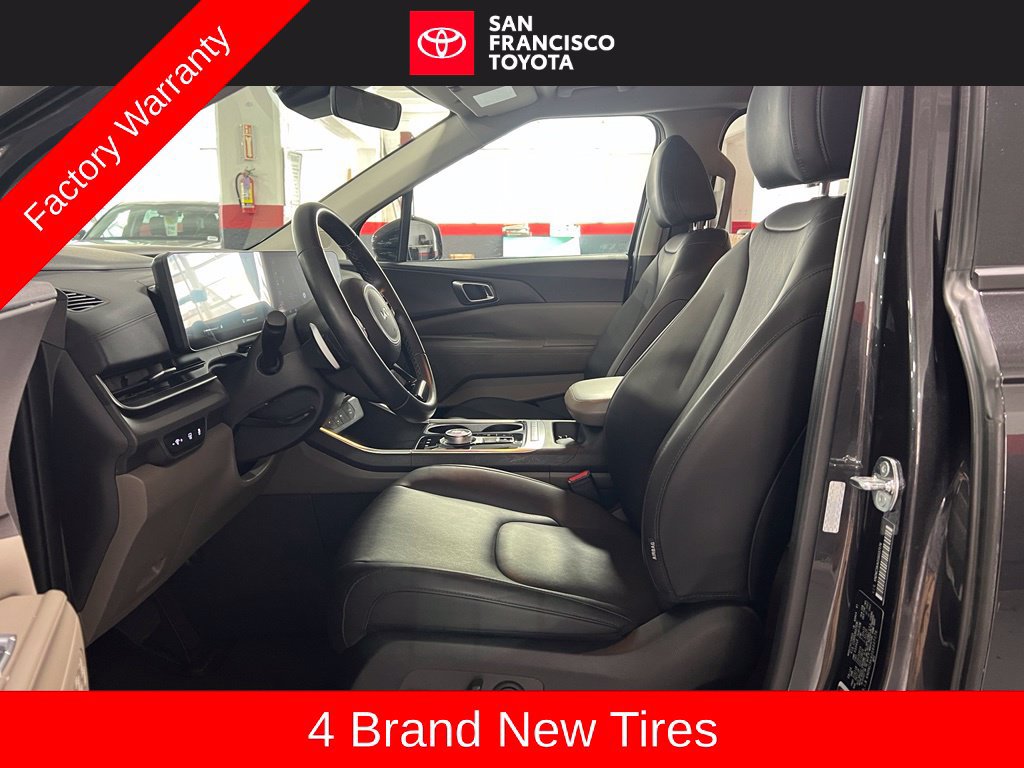 Used 2025 Kia Carnival EX FWD image 11