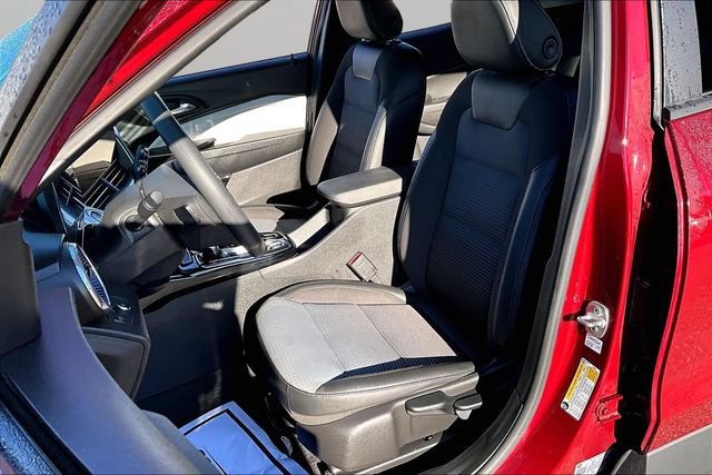 Used 2025 Chevrolet Trax LT FWD image 25