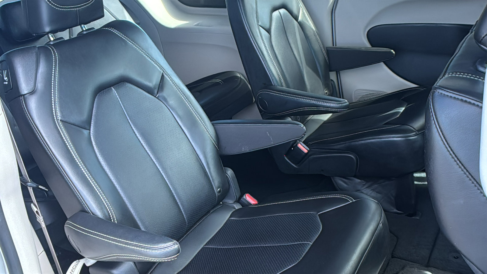 Used 2023 Chrysler Pacifica Touring-L image 19