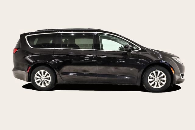 Used 2018 Chrysler Pacifica Touring Plus image 4