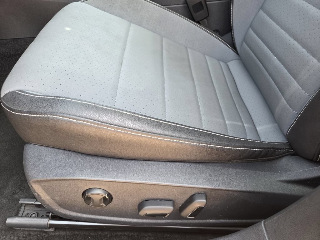 Used 2025 Volkswagen Jetta SE FWD image 16