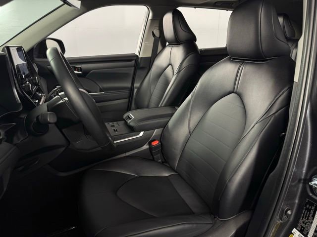 Used 2025 Toyota Highlander XLE image 14