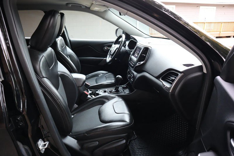 Used 2019 Jeep Cherokee Latitude Plus w/ Cold Weather Group AWD/4WD image 12