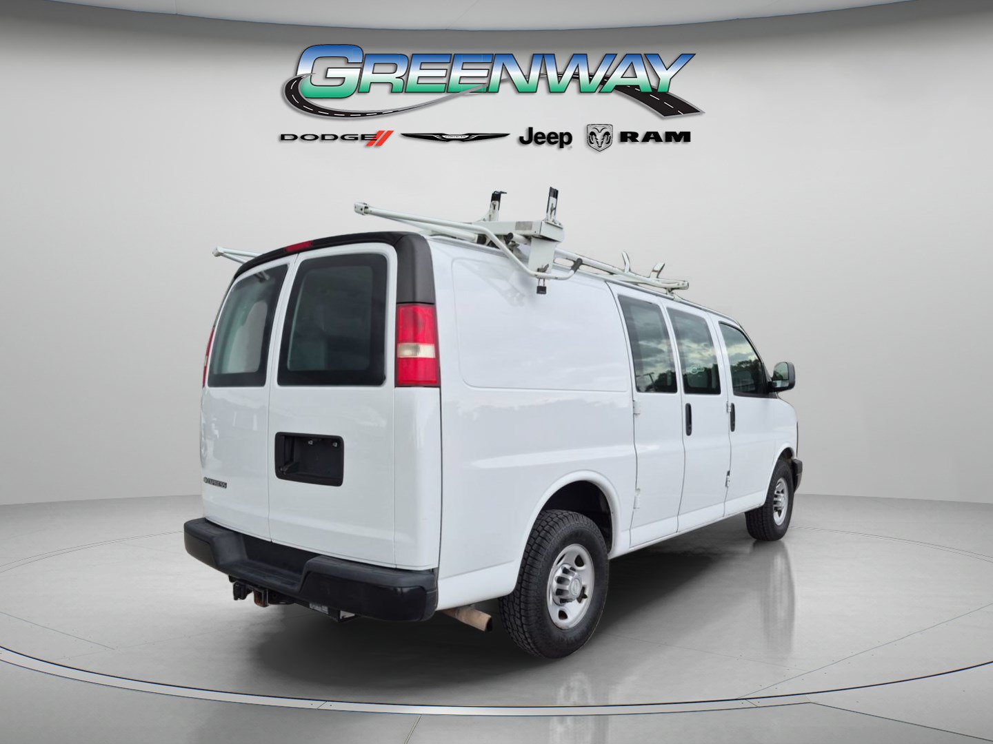Used 2017 Chevrolet Express 2500 RWD image 4