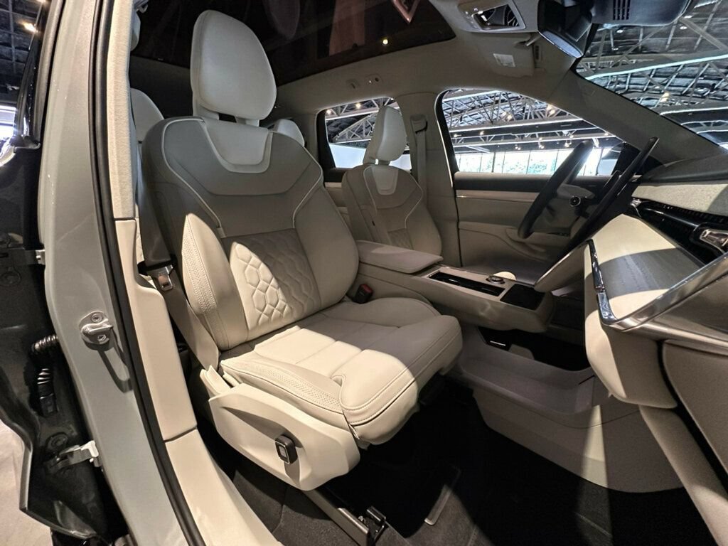 Used 2025 Volvo EX90 Ultra AWD/4WD image 34