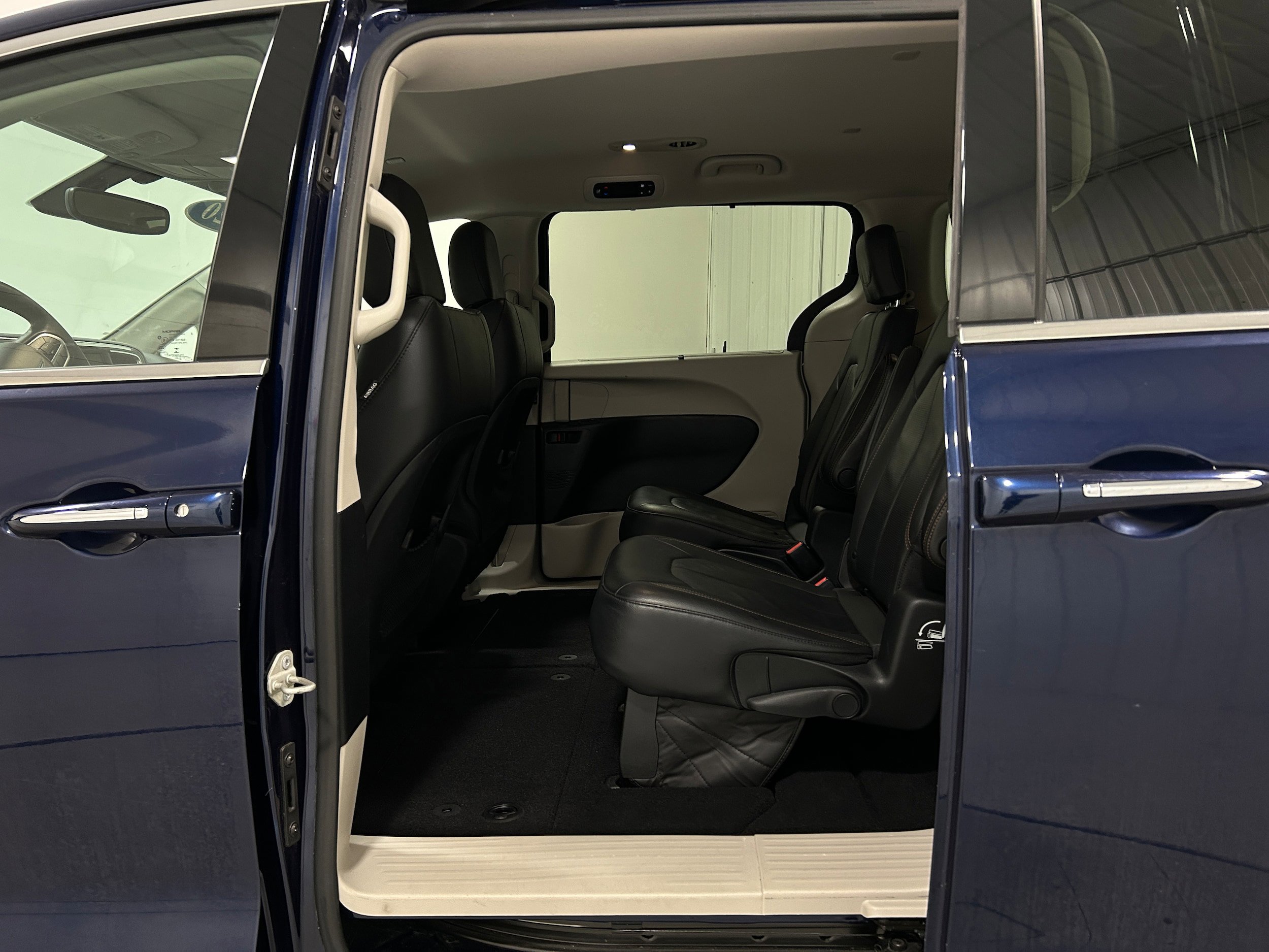 Used 2020 Chrysler Pacifica Touring-L w/ Tire & Wheel Group FWD image 26