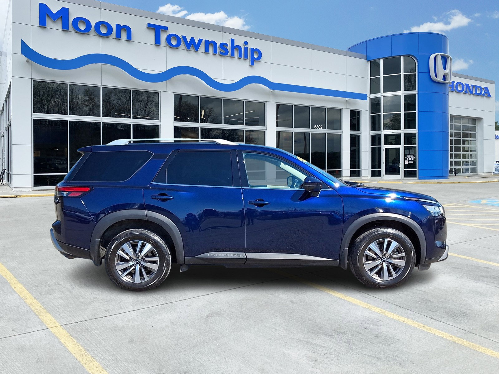 Used 2022 Nissan Pathfinder SL AWD/4WD image 7