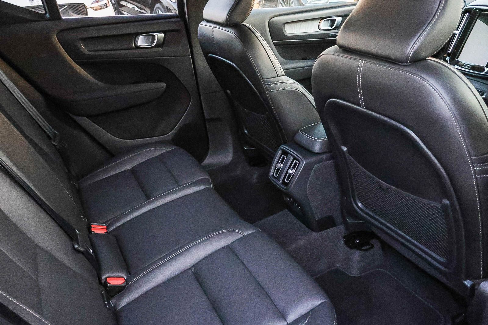 Used 2025 Volvo XC40 B5 Core image 20