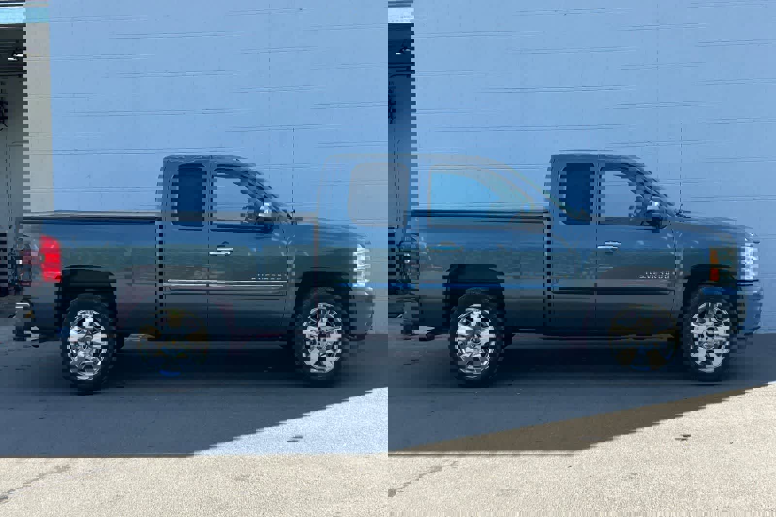 Used 2009 Chevrolet Silverado 1500 LT w/ Regional Value Package image 9