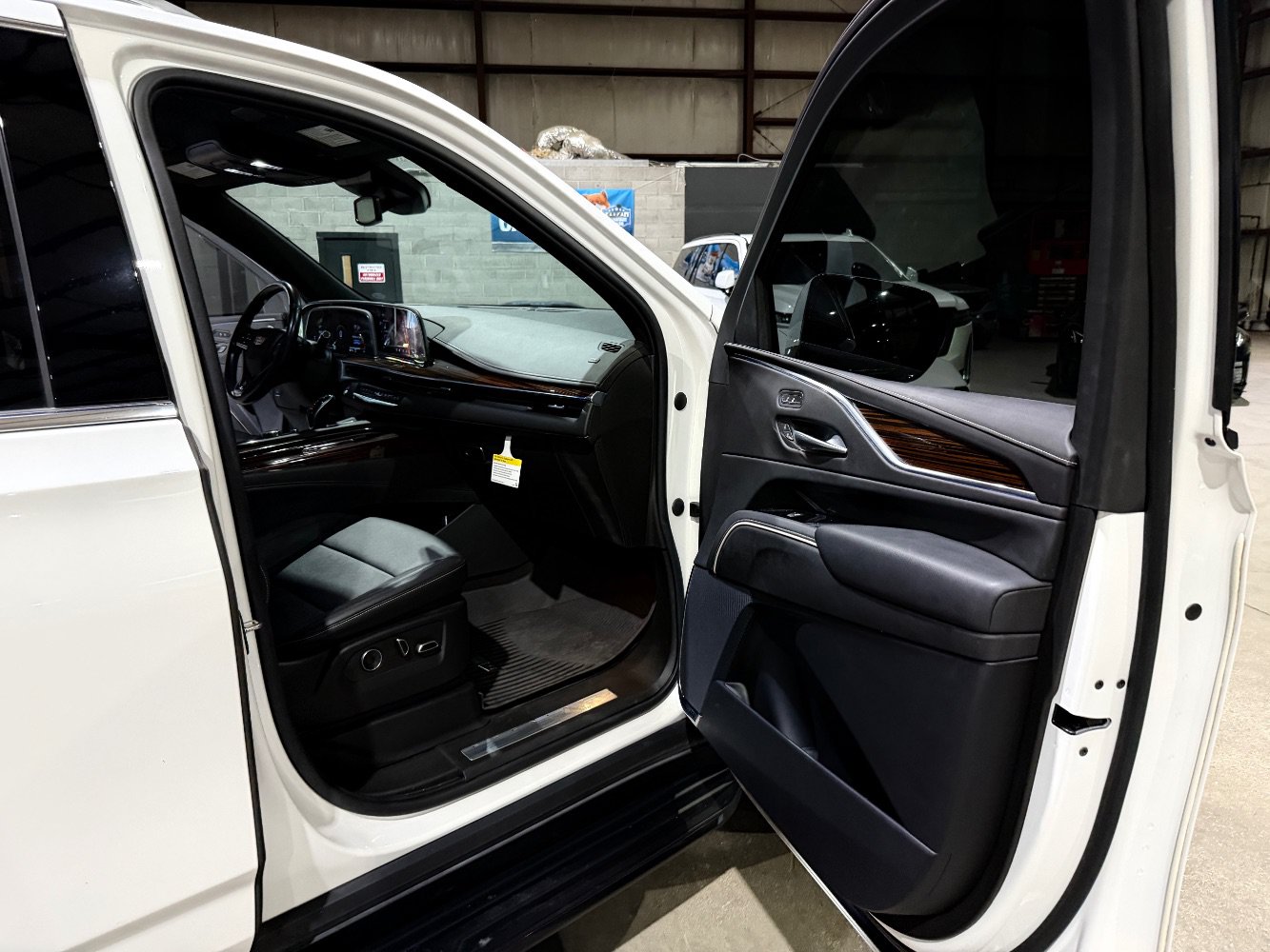 Used 2022 Cadillac Escalade Luxury AWD/4WD image 25