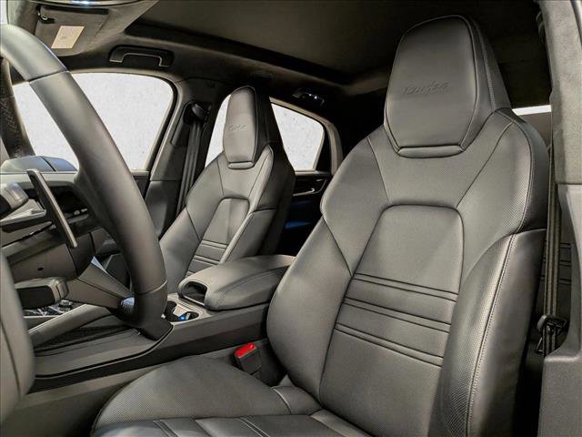 Used 2024 Porsche Cayenne Turbo image 5