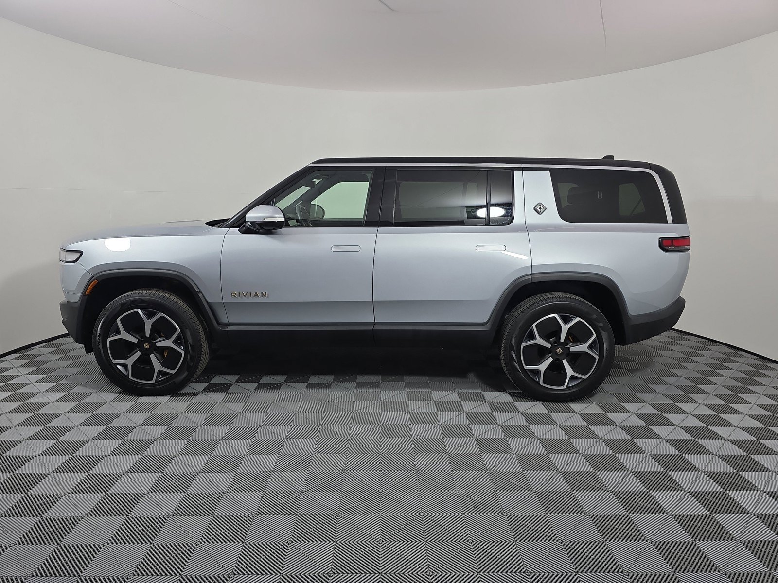 Used 2023 Rivian R1S Adventure AWD/4WD image 2
