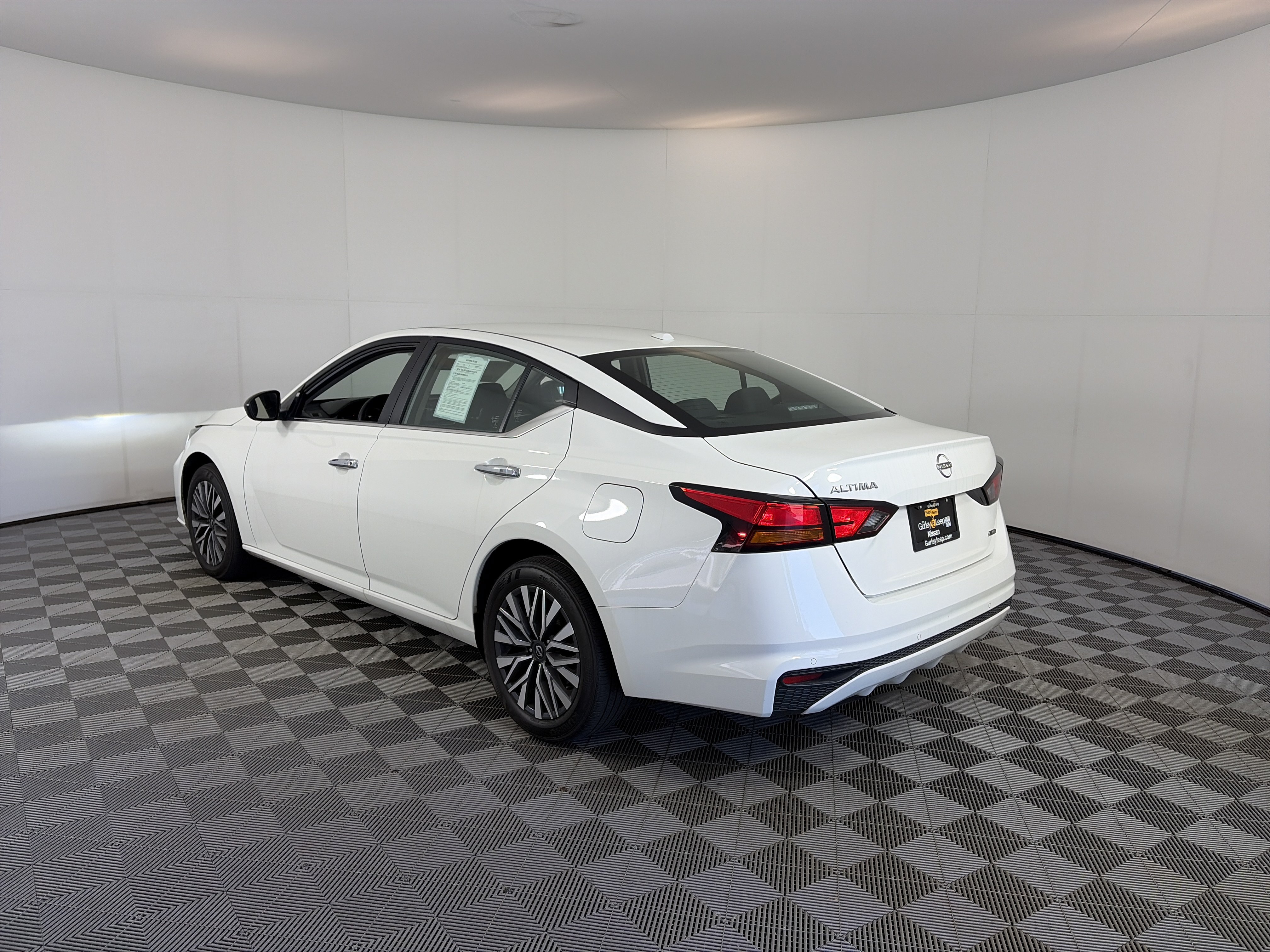Used 2025 Nissan Altima 2.5 SV AWD/4WD image 8
