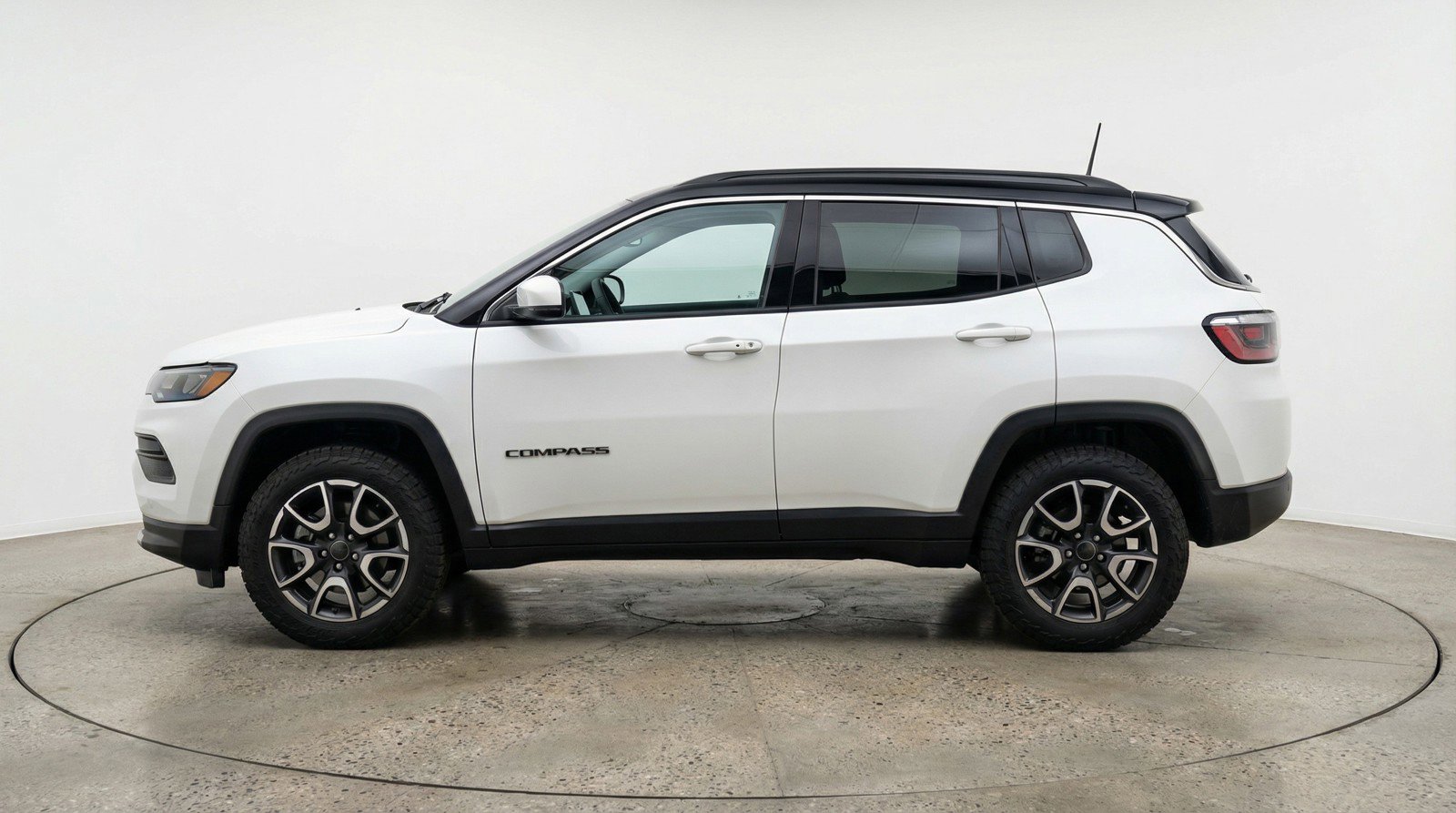 Used 2025 Jeep Compass Trailhawk image 5