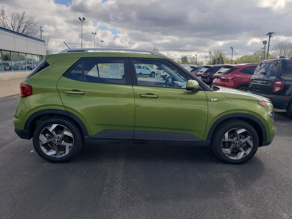 Used 2024 Hyundai Venue SEL FWD image 2