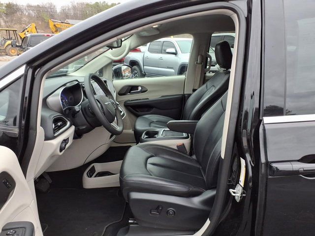 Used 2024 Chrysler Pacifica Touring-L image 4