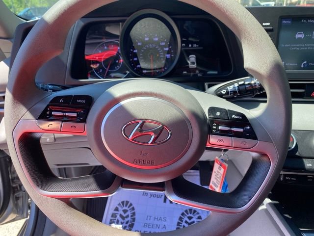 Used 2022 Hyundai Elantra SE w/ Cargo Package FWD image 9