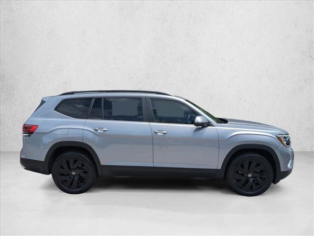 Used 2024 Volkswagen Atlas SE w/ Panoramic Sunroof Package FWD image 4