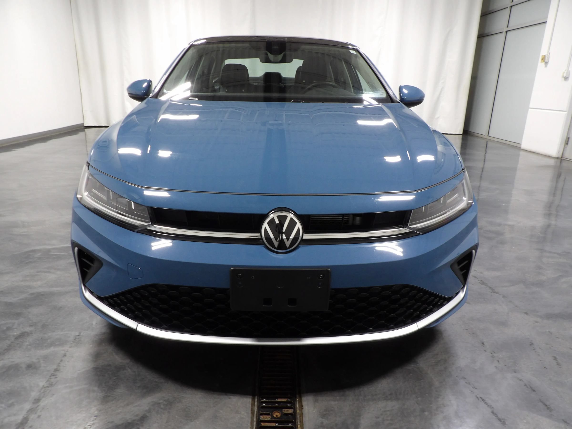 Used 2026 Volkswagen Jetta SE FWD image 3