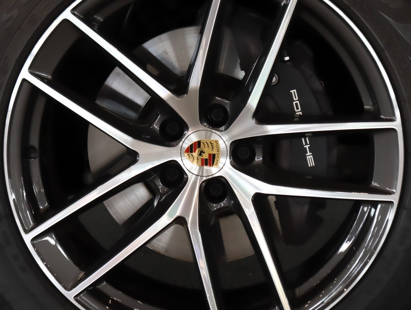 Certified 2025 Porsche Macan image 14